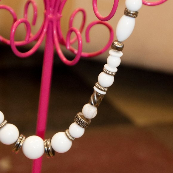 Pretty white and silver bead necklace - Picture 5 of 6